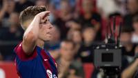 Gelandang Barcelona, Fermin Lopez memberi hormat kepada suporter saat merayakan gol pada pertandingan sepak bola Liga Spanyol melawan Sevilla FC di stadion Ramon Sanchez Pizjuan, Sevilla, 26 Mei 2024. (JORGE GUERRERO/AFP)