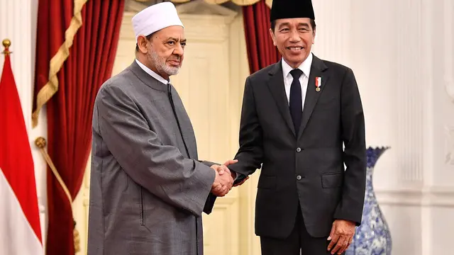 Presiden Joko Widodo atau Jokowi menerima kunjungan Grand Syekh Al-Azhar Mesir, Imam Akbar Ahmed Al Tayeb di Istana Merdeka, Jakarta, Selasa (9/7/2024). (Biro Pers/Setpres)