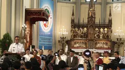 Gubernur DKI Jakarta Anies Baswedan memberikan sambutan menjelang misa malam Natal di Gereja Katedral, Jakarta, Senin (24/12). Dalam sambutannya Anies menyampaikan pesan tentang hidup yang mencerminkan spirit kesederhanaan. (Liputan6.com/Herman Zakharia)