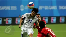 Gelandang timnas Filipina U-23, J Vicenzo Cheng (kiri) berjibaku berebut bola dengan dua pemain Singapura dalam laga grup A Sea Games 2015 di Stadion Jalan Besar, Singapura, Senin (1/6/2015). Singapura unggul 1-0. (Liputan 6.com/Helmi Fithriansyah)