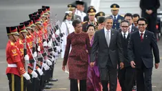 Presiden Amerika Serikat (AS) ke-44, Barack Obama menggandeng tangan sang istri, Michelle Obama, saat berjalan di karpet merah setibanya di Bandara Perdana Kusuma, Jakarta, 9 November 2010. (AFP PHOTO / ROSLAN RAHMAN)