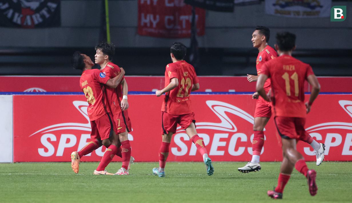 <p>Pemain Persija Jakarta, Ryo Matsumura (kedua kiri) melakukan selebrasi bersama rekannya setelah mencetak gol saat laga lanjutan BRI Liga 1 2023/2024 antara Persija Jakarta melawan Barito Putera di Stadion Patriot Candrabhaga, Bekasi, Sabtu (07/10/2023). (Bola.com/Bagaskara Lazuardi)</p>
