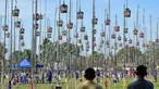 Para pria mengamati burung-burung di dalam sangkar selama kompetisi kicau burung di provinsi Narathiwat, Thailand, pada tanggal 18 September 2023. (Madaree TOHLALA/AFP)