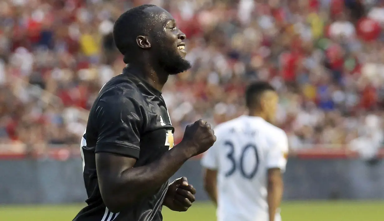 Striker Manchester United, Romelu Lukaku, merayakan gol yang dicetaknya ke gawang Real Salt Lake pada laga persahabatan di Stadion Rio Tinto, Utah, Selasa (17/7/2017). MU menang 2-1 atas Salt Lake. (AP/Rick Bowmer)