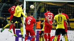 Pemain Borussia Dortmund, Mats Hummels, mencetak gol ke gawang Liverpool pada laga leg pertama perempat final Liga Europa di Stadion Signal Iduna Park, Dortmund, Jumat (8/4/2016) dini hari WIB. (AFP/Odd Andersen)