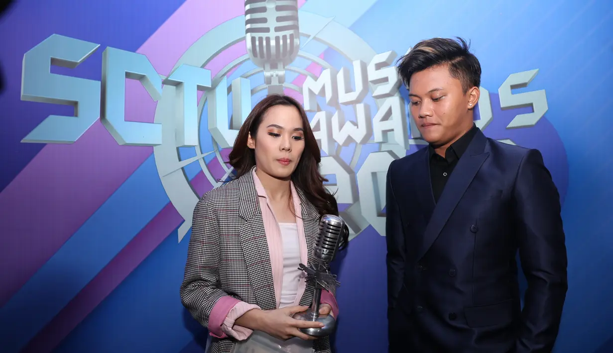 Dalam kategori ini, ia mengalahkan nominator lain yang tak kalah baik, diantaranya, lagu Akad (Payung Teduh), Bidadari Tak Bersayap (Anji), Jadi Aku Sebentar Saja (Judik) dan Ku Dengannya Kau Dengan Dia (Afgan). (Adrian Putra/Bintang.com)