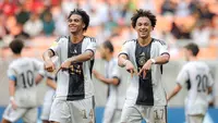 Selebrasi pemain Timnas Jerman U-17 setelah&nbsp;Eric Emanuel Da Silva Moreira (kanan) mencetak gol ke gawang Timnas Venezuela U-17 dalam laga pamungkas Grup F Piala Dunia U-17 2023 yang berlangsung di Jakarta International Stadium (JIS), Jakarta, Sabtu (18/11/2023). (Bola.com/Bagaskara Lazuardi)