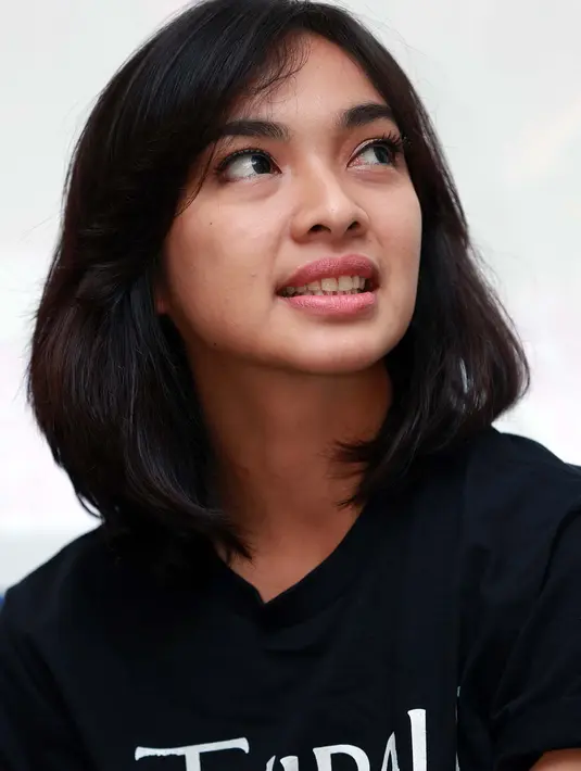 Kini, pemeran Tika Bravani sedang terlibat dalam film garapan sutradara Riri Riza dan produser Mira Lesmana di film Athirah. Di film itu, ia berperan sebagai Ida atau Mufida Kalla, istri dari Jusuf Kalla. (Deki Prayoga/Bintang.com)