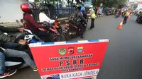 Sejumlah aparat kepolisian memeriksa pengendara yang melintas di Kota Bandung, saat diberlakukannya Pembatasa Sosial Berskala Besar (PSBB), Rabu (22/4/2020). (Humas Kota Bandung)