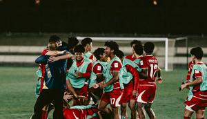 Selebrasi para pemain Timnas Indonesia U-17, saat menghadapi China dalam laga pertama Grup B Piala Asia U-17 2026 di Lapangan A King Abdullah Sports City Training Stadium, Jeddah, Selasa (5/5/2026). (Dok. PSSI)