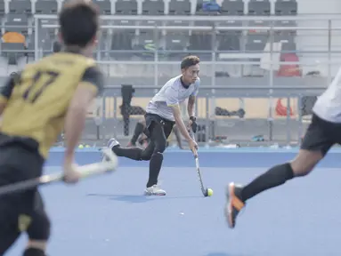 Atlet timnas hoki, Abdullah Jihad, saat latihan di Lapangan Hoki, GBK, Jakarta, Jumat (7/4/2018). Latihan tersebut untuk persiapan jelang Asiang Games 2018. (Bola.com/M Iqbal Ichsan)