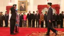 Irjen (Pol) Heru Winarko memberikan salam hormat kepada Presiden Joko Widodo (Jokowi) seusai acara pelantikan Kepala BNN di Istana Negara, Jakarta, Kamis (1/3). Sebelumnya, Irjen Heru menempati jabatan Deputi Penindakan KPK. (Liputan6.com/Angga Yuniar)