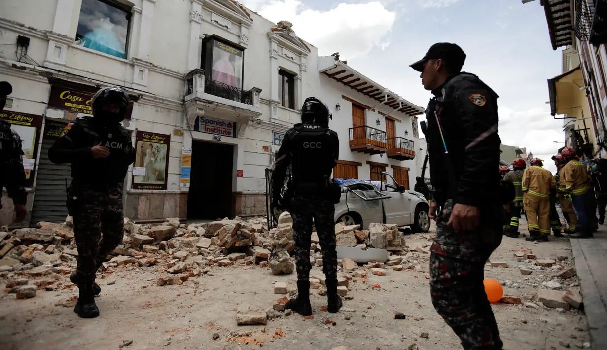 Gempa kuat dengan magnitudo 6,7 mengguncang kawasan Ekuador selatan. (AP Photo/Xavier Caivinagua)