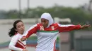 Pemain Iran, Iran Sara Zohrabina (kanan) berusaha membawa bola dari kejaran pemain Singapura Lim Li Xian selama kualifikasi Kejuaraan Piala Asia Wanita AFC tahun 2018 di Hanoi, Vietnam (5/4). (AFP Photo / Hoang Dinh Nam)