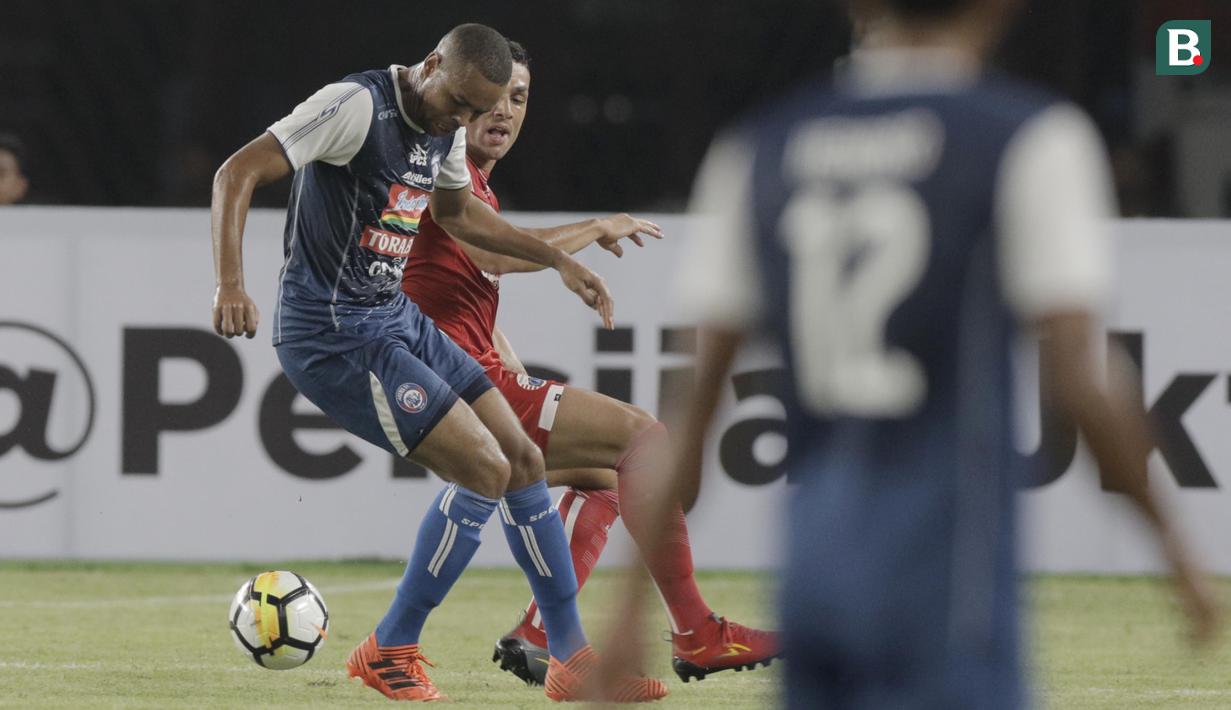 Striker Arema FC, Thiago Furtuoso, berusaha melewati bek Persija Jakarta, Jaimerson da Silva, pada laga Liga 1 di SUGBK, Jakarta, Sabtu (31/3/2018). Babak pertama berakhir imbang 1-1. (Bola.com/M Iqbal Ichsan)