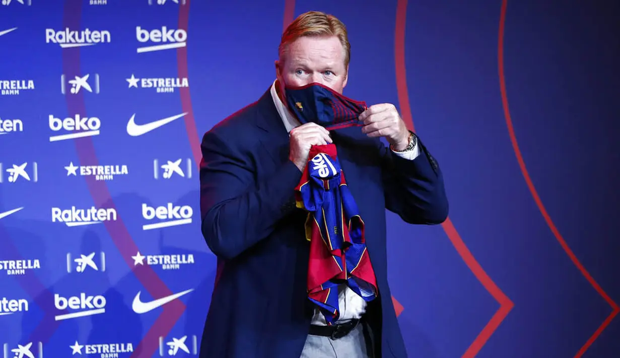Pelatih baru Barcelona, Ronald Koeman, mengenakan masker saat acara perkenalan di Barcelona, Rabu (20/8/2020).  Koeman resmi menjadi pelatih Barcelona untuk dua tahun kedepan. (AP/Joan Monfort)