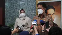 Menteri Kesehatan RI Budi Gunadi Sadikin memberikan santunan kepada tenaga kesehatan yang gugur dalam penanganan COVID-19 di Gedung Kementerian Kesehatan Jakarta pada Senin 19 April 2021. (Dok Kementerian Kesehatan RI)
