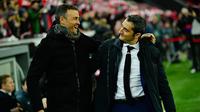 Pelatih Barcelona Luis Enrique berbincang dengan Ernesto Valverde saat pertandingan Copa del Rey, Barca melawan Athletic Bilbao pada 5 Januari 2017. Valverde menggantikan posisi Luis Enrique, yang mundur di akhir musim. (AP Photo/Alvaro Barrientos, File)