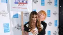 Halloween, sebuah moment yang biasa dirayakan dengan memakai kostum beraneka ragam. Dalam foto ini, Jemima Goldsmith hanya mengenakan dress putih dan rambut terurai, namun Jemima terlihat menggendong patung Trump sedang memeluknya. (doc.Hollywoodlife.com)