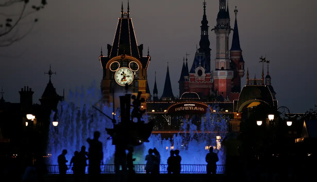 Sejumlah pengunjung saat hadir dalam pembukaan tiga hari pembukaan  taman Impian Disney di Shanghai , Cina , 14 Juni 2016. Taman hiburan ini mempunyai kastil Disney yang paling besar di seluruh dunia. (REUTERS / Aly Song)