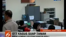 Polisi memeriksa dokumen dalam komputer dan meja kerja Chalidah Nazar pegawai  staf seksi pengukuran tanah yang sebelumnya ditangkap.