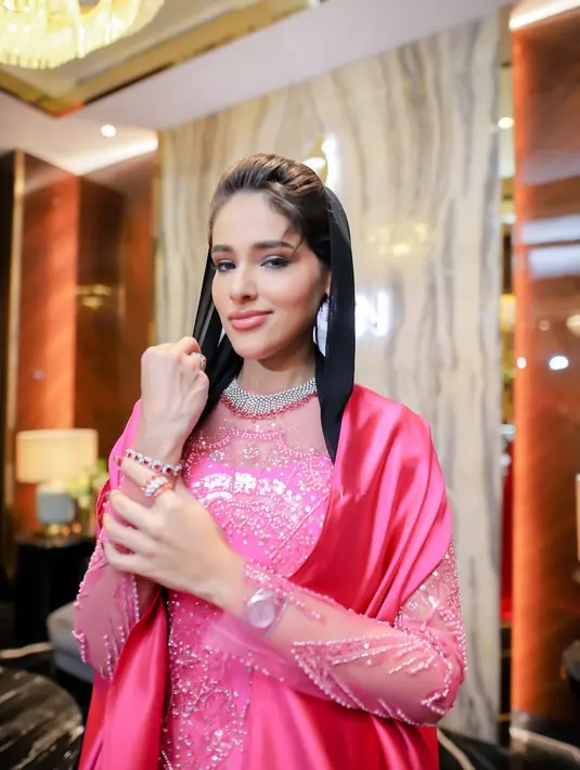 Akhirnya, ia memilih koleksi bernama The Fuchsia Collection yang menggunakan rubellite. Dengan warna fuchsia glamour, dilapisi oleh beberapa diamond yang berkilau, Princess Bahrain ini tampil sangat elegan dan mewah sesuai dengan kesukaannya.  Credit: Passion Prive