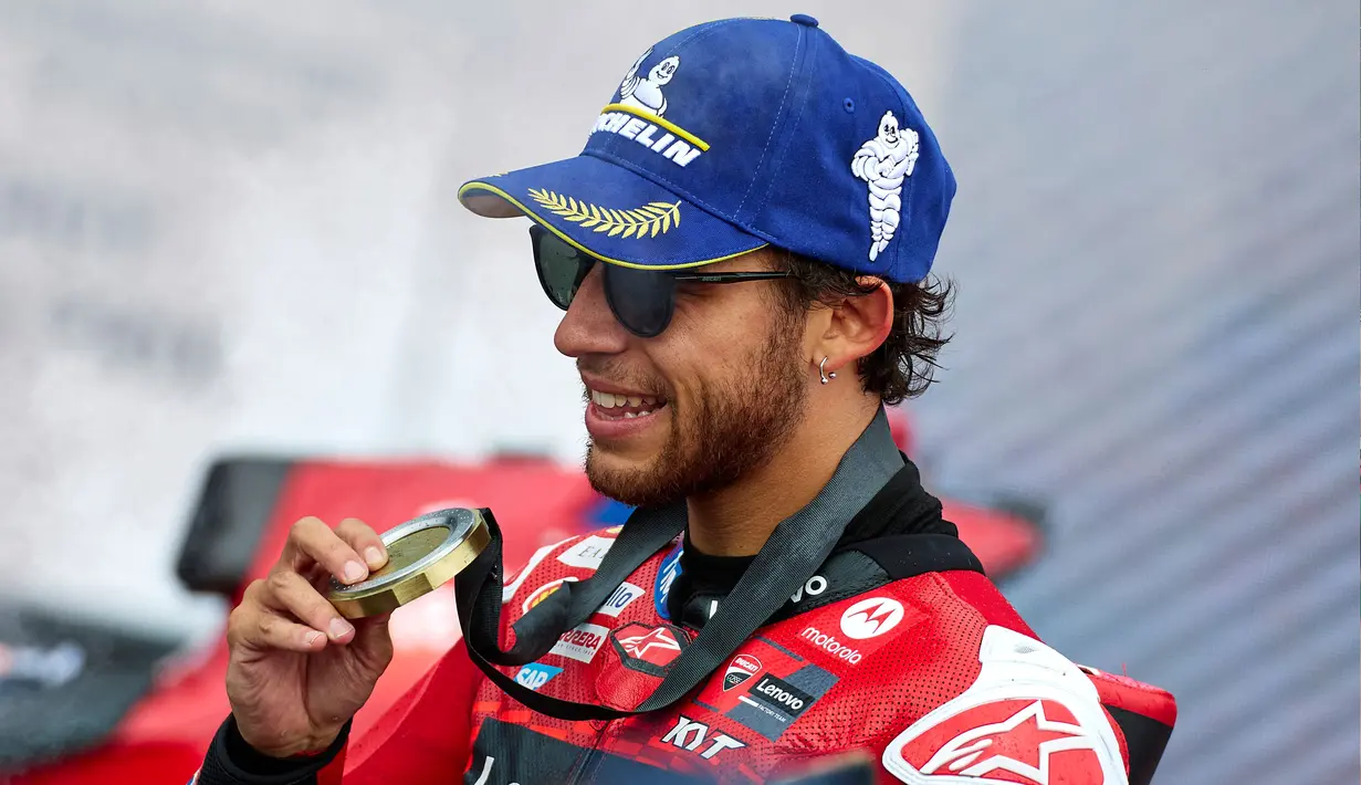 Pembalap Italia dari Ducati Lenovo Team, Enea Bastianini saat merayakan kemenangan pada balapan sprint MotoGP Grand Prix Inggris di Sirkuit Silverstone, Northamptonshire, Inggris, pada 3 Agustus 2024. (BENJAMIN CREMEL/AFP)