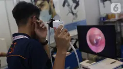 Pengunjung mencoba alat kesehatan saat pameran Indonesia Hospital Expo 2019 di JCC, Jakarta, Kamis (24/10/2019). Pameran ini bertema Transformasi Menuju Layanan Kesehatan Paripurna. (Liputan6.com/Angga Yuniar)