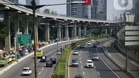 Arus kendaraan yang melintasi Tol Dalam Kota, Jakarta, Kamis (29/7/2021). Jasa Marga menyebut volume lalu lintas kendaraan di tol turun sebesar 40,97 persen selama masa Pemberlakuan Pembatasan Kegiatan Masyarakat (PPKM) Darurat Jawa-Bali pada 3-20 Juli 2021. (Liputan6.com/Faizal Fanani)