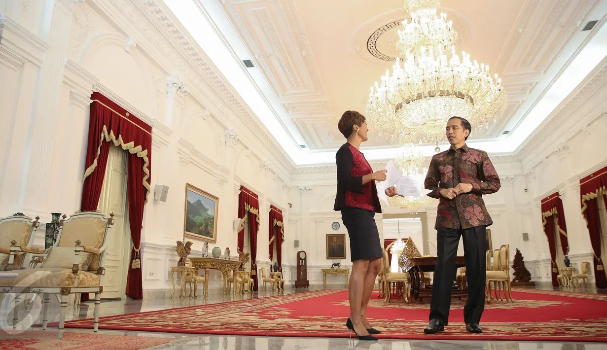  Presiden Jokowi (kanan) saat melakukan Wawancara khusus di Istana Merdeka, Jakarta, Jumat (16/10/2015). Wawancara berhubungan dengan Pemerintahan Jokowi-JK genap berusia satu tahun pada 20 Oktober 2015 nanti. (Liputan6.com/Faizal Fanani)