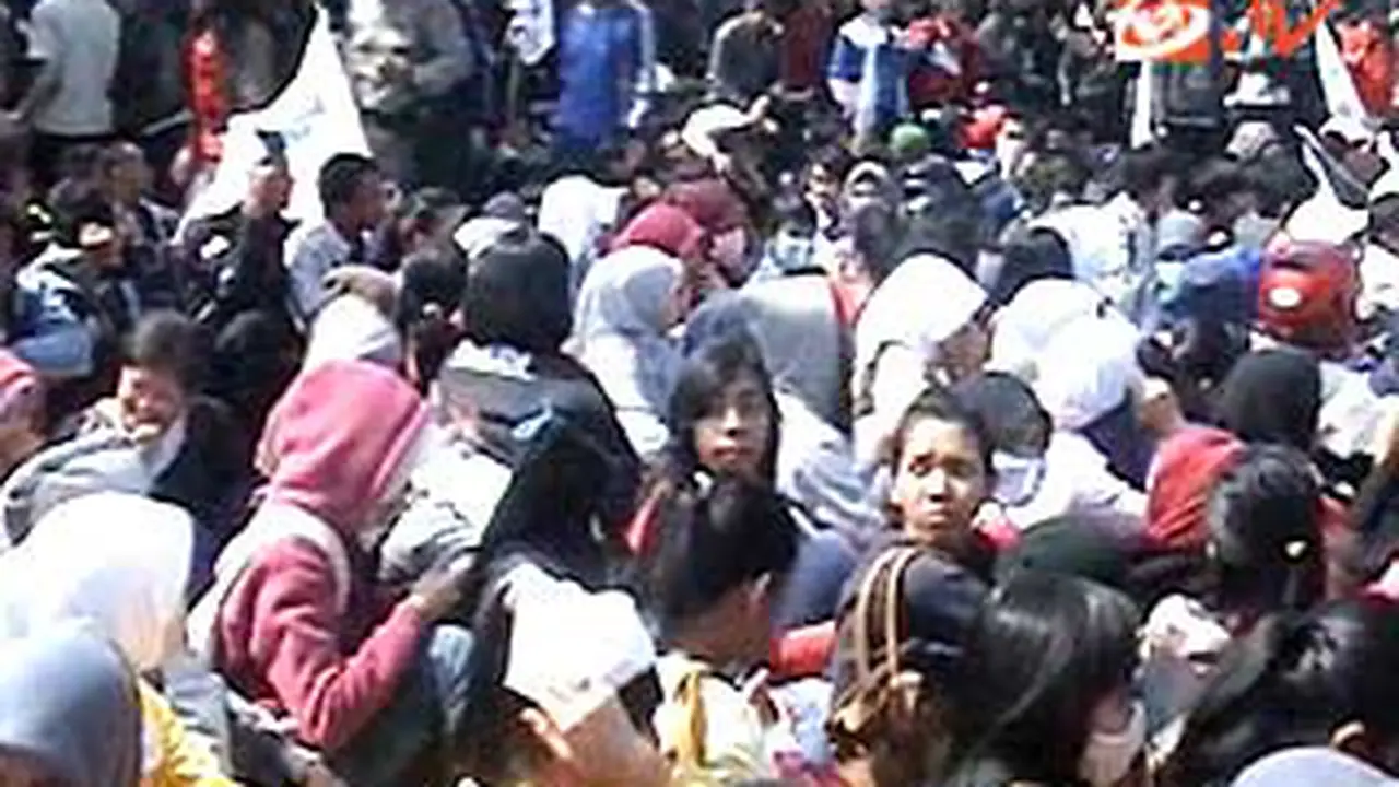 120725ddemo-buruh.jpg