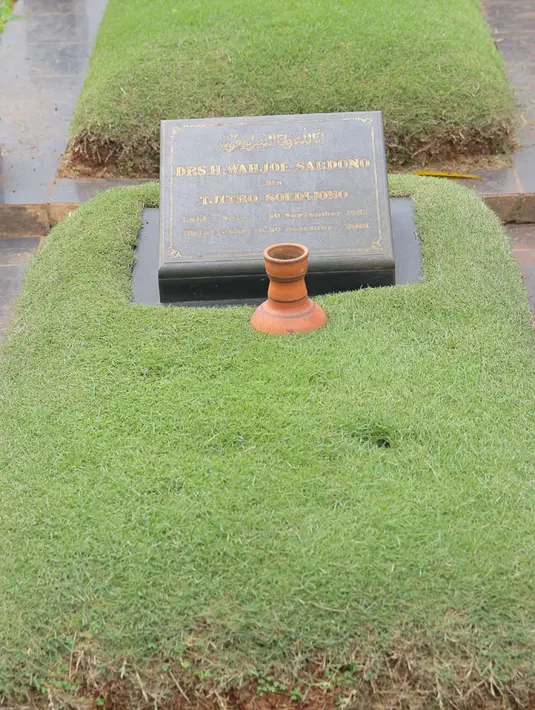 Sardono atau biasa di kenal dono, personel Warkop DKI. Sahabat Indro itu meninggal akibat menderita kangker paru paru. Meninggal pada 30 Desember 2001 di usianya yang ke 47 tahun. (Deki Prayoga/Bintang.com)