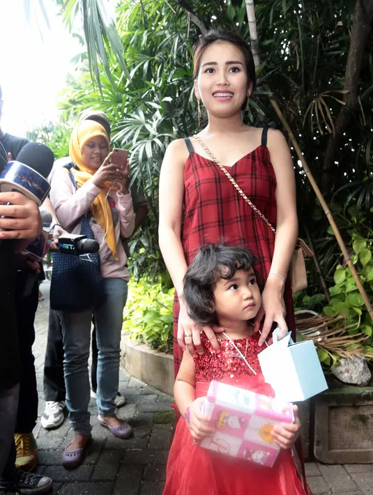 Sejak kejadian itu, penyanyi dangdut Sambalado itu lebih hati-hati dalam mengawasi putrinya yang baru berusia, tiga tahun pada Desember mendatang. (Nurwahyunan/Bintang.com)