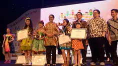 Menteri Pemberdayaan Perempuan dan Perlindungan Anak, Yohana  Yembise membacakan nominasi juara Grand Final Lomba Suara Anak Indonesia 2018 dengan tema “Anak Indonesia Menyanyi” di Theater Garuda, TMII, Jakarta, Minggu (25/11). (Liputan6.com/Pool/KPPPA)
