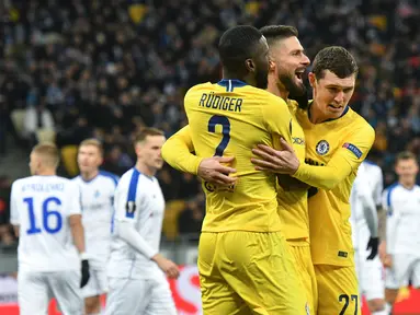 Perayaan gol Oliver Giroud pada leg kedua, babak 16 besar Liga Europa yang berlangsung di Stadion Stamford Bridge, London, Jumat (15/3). Chelsea menang 5-0 atas Dynamo Kiev. (AFP/Genya Savilov)