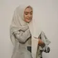 Tutorial hijab segi empat bahan voal. (dok. tangkapan layar Vidio/DreamID)