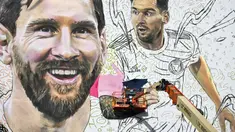 Seniman Argentina, Maximiliano Bagnasco sedang mengerjakan mural besar bergambar Lionel Messi di Wynwood, Miami, 10 Juli 2023. La Pulga akan melakukan debutnya di Inter Miami pada 21 Juli di Piala Liga. (AFP/Chandan Khanna)