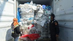 Petugas mengecek peti kemas berisi sampah plastik yang mengandung limbah berbahaya dan beracun (B3) untuk di re-ekspor di Batam, Senin (29/7/2019). Indonesia mengirim kembali (re-ekspor) tujuh peti kemas berisi limbah plastik impor ke negara asalnya, Prancis dan Hongkong. (SEI RATIFA/AFP)