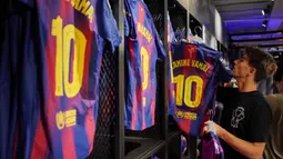 Begitu penjualan jersey Lamine Yamal dibuka langsung laris manis. Dilaporkan, 70 ribu jersey Yamal ludes dalam sehari. (AFP/Manaure Quintero)