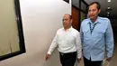 Pengusaha Gulat Manurung (kiri) enggan memberikan komentar terkait kasus yang menjeratnya usai meninggalkan ruang sidang Pengadilan Tipikor, Jakarta, Senin (15/12/2014). (Liputan6.com/Miftahul Hayat)