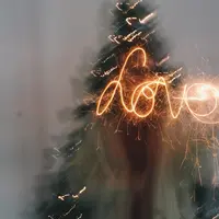 Kata tarot, hari ini penuh cinta. Cinta dari mana saja, ya? Yuk, simak ulasannya. (Sumber foto: unsplash.com)