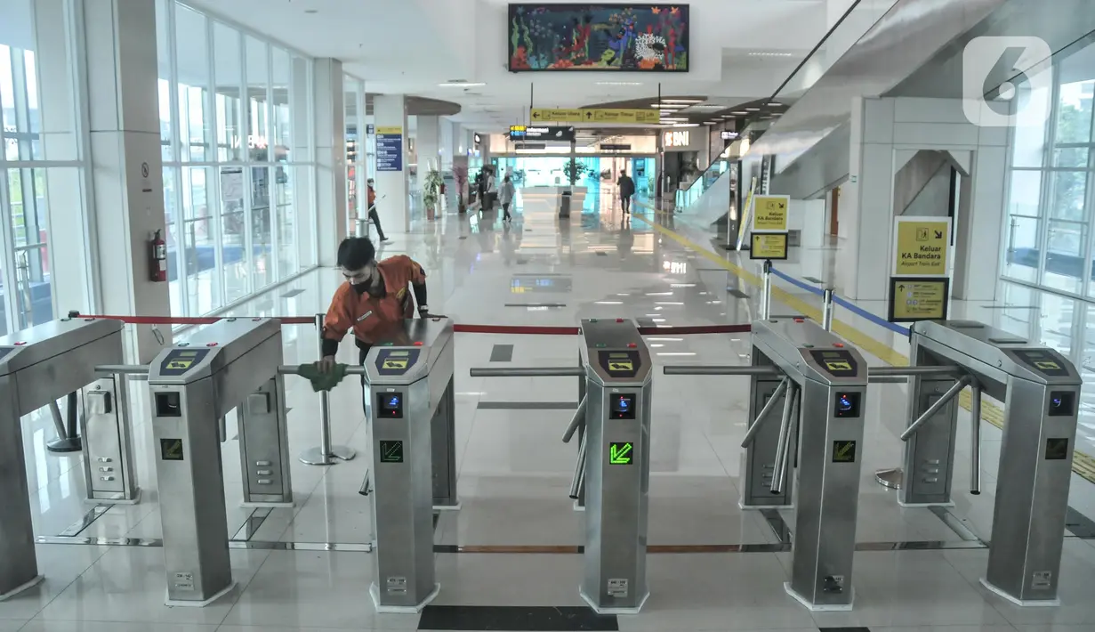Petugas membersihkan gerbang pemindai tiket atau tap in yang akan digunakan untuk penumpang KRL di Stasiun BNI City, Dukuh Atas, Jakarta Pusat, Senin (25/7/2022). PT Kereta Commuter Indonesia (KCI) berencana menjadikan Stasiun BNI City yang sebelumnya khusus melayani penumpang kereta Bandara Soekarno-Hatta untuk pemberhentian KRL seiring akan dinonaktifkannya Stasiun Karet. (merdeka.com/Iqbal S Nugroho)