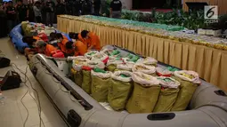 Sejumlah tersangka beserta barang bukti 1 Ton narkoba jenis sabu saat rilis di Polda Metro Jaya, Kamis (20/7). Sembilan orang tersangka diamankan petugas dalam penyelundupan sabu seberat 1 Ton asal Taiwan di Banten. (Liputan6.com/Faizal Fanani)
