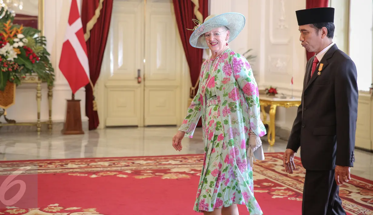 Presiden Jokowi (kanan) menerima kunjungan Ratu Denmark Margrethe II di Istana Merdeka, Jakarta, Kamis (22/10). Pertemuan antara kedua kepala negara ini untuk mempererat hubungan kerja sama yang sudah terjalin selama 65 tahun. (Liputan6.com/Faizal Fanani)
