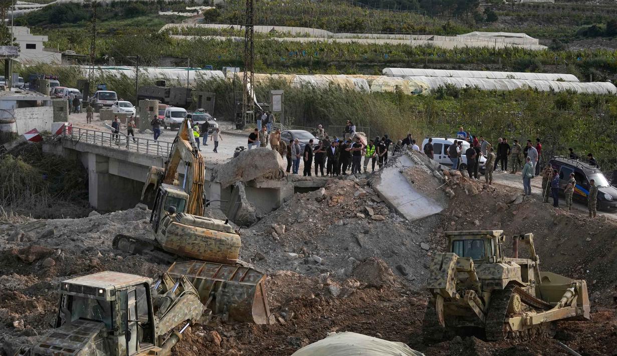 Kesepakatan ini diumumkan oleh Presiden Amerika Serikat, Donald Trump, di tengah upaya negosiasi yang lebih luas dengan Iran. Tampak dalam foto, buldoser tentara Lebanon membangun kembali sebagian jembatan yang hancur akibat serangan udara Israel di Qasmiyeh dekat kota Tyre, Lebanon Selatan, untuk memfasilitasi kembalinya para pengungsi ke desa mereka setelah gencatan senjata antara Hizbullah dan Israel, Jumat 17 April 2026. (AP Photo/Mohammed Zaatari)