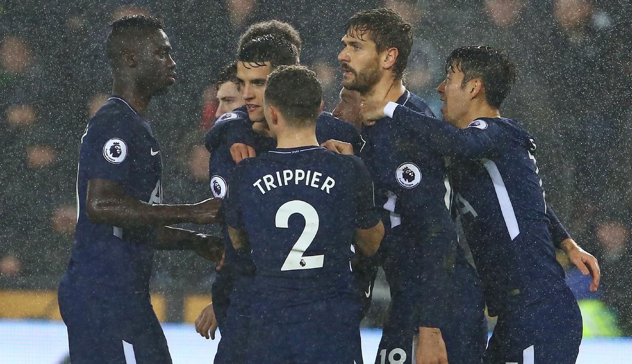 Para pemain Tottenham Hotspur merayakan gol Fernando Llorente (2kanan) saat melawan Swansea City pada lanjutan Premier League di The Liberty Stadium, Swansea, (2/1/2018). Tottenham menang 2-0. (AFP/Geoff Caddick)