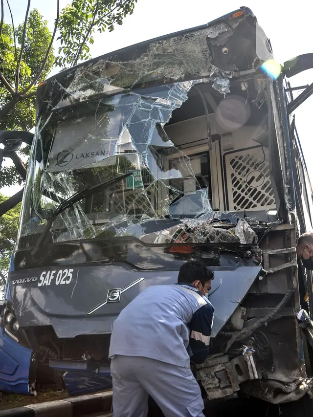 FOTO: Bus Transjakarta Tabrak Pos Lantas PGC Cililitan