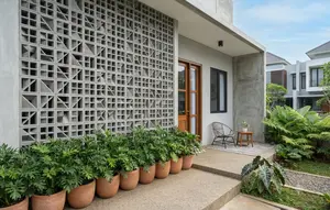 6 Ide Halaman Rumah dengan Roster Beton dan Philodendron untuk Tampilan Tropis Modern