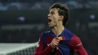 Penyerang Barcelona Joao Felix berselebrasi setelah mencetak gol ke gawang Porto dalam pertandingan Grup G Liga Champions di&nbsp;Estadi Olimpic Lluis Companys, Rabu (29/11/2023) dini hari WIB. (LLUIS GENE / AFP)