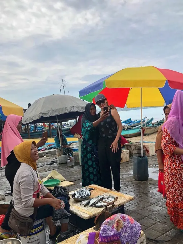 6 Gaya Kece Tamara Bleszynski Saat Belanja ke Pasar Tradisional